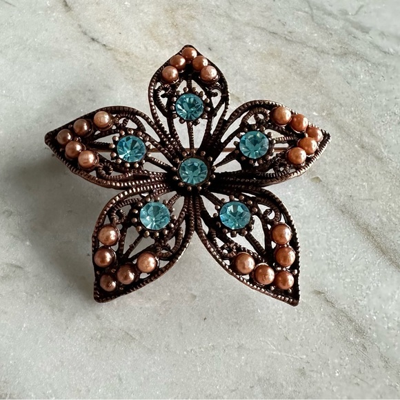 Vintage bronze tone brooch with blue gems & small pearls - Picture 2 of 4